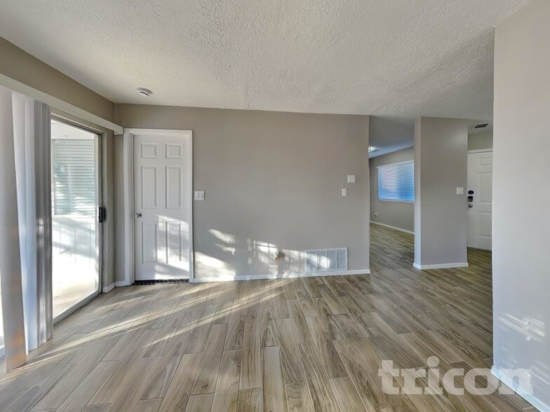 Building Photo - 848 Rebecca Ct NE