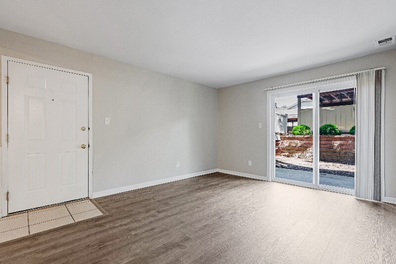 Building Photo - 700 Ridgeside Dr