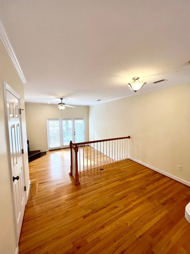 Building Photo - 2 Bedroom Townhome