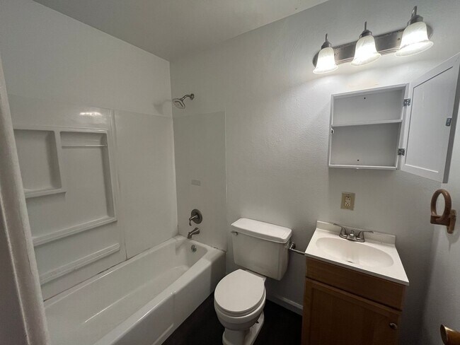 Building Photo - 2 bedroom in Wood River