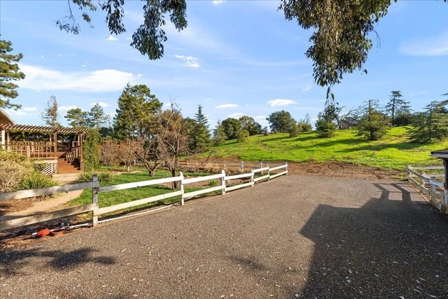 Building Photo - Beautiful remodeled 3 Bed 2 Bath home in L...