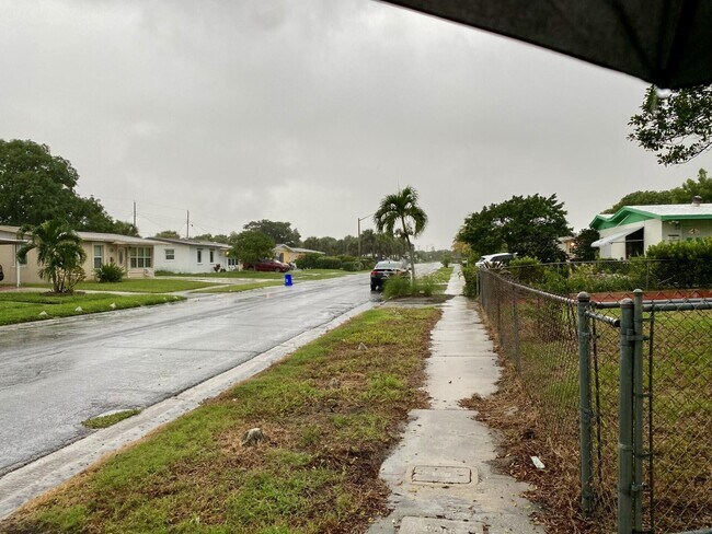 Building Photo - 1353 9th St