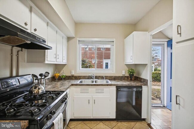 Building Photo - 3139 Martha Custis Dr