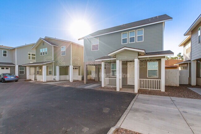 Building Photo - 3218 W Glendale Ave