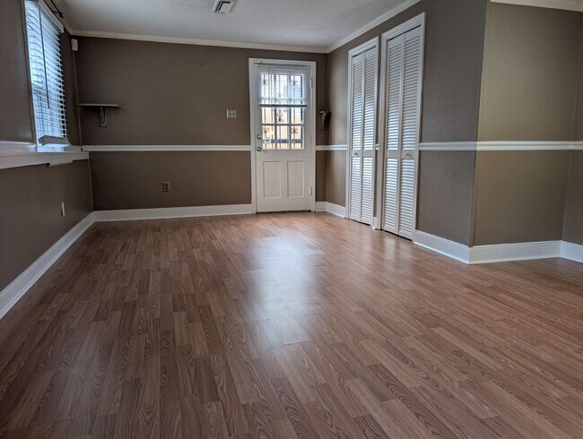 Building Photo - 4 Bedroom West End Home - Garage and Fenced Backyard!
