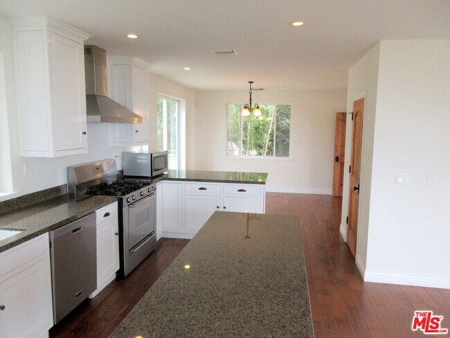 Building Photo - 7012 Birdview Ave