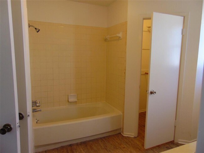 Building Photo - 604 Mistywood Cir