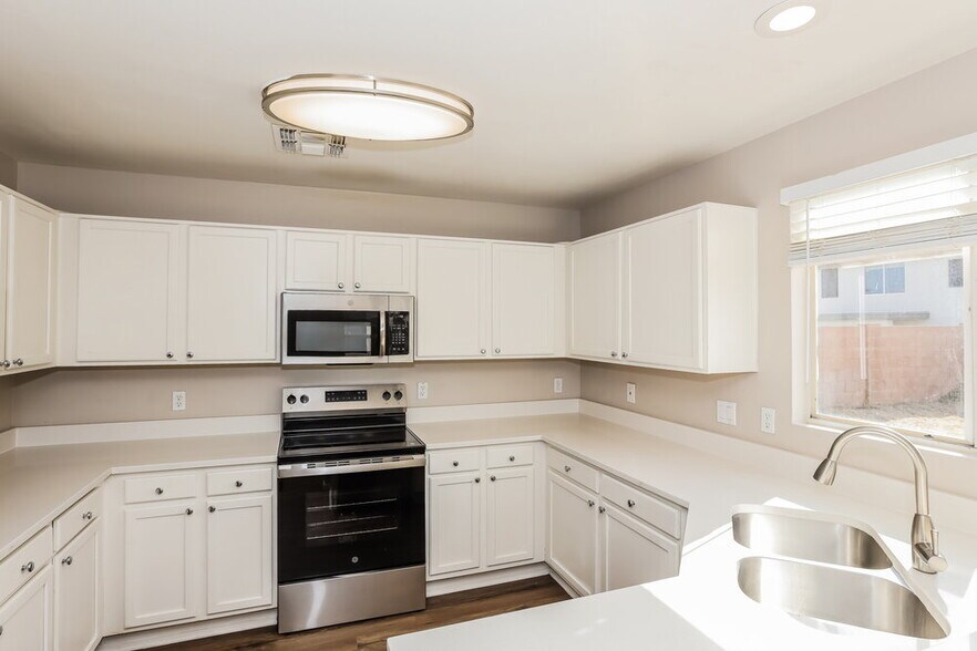 Building Photo - 12005 W Corrine Dr