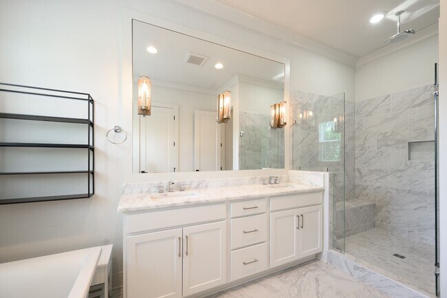 Building Photo - **LIKE-NEW, HIGH-END EXECUTIVE HOME WITH INCREDIBLE OUTDOOR ENTERTAINING IN IDEAL LOCATION**