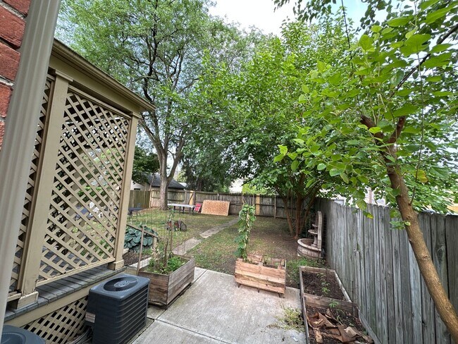 Building Photo - Hunter Ave 1045-1047 GW2