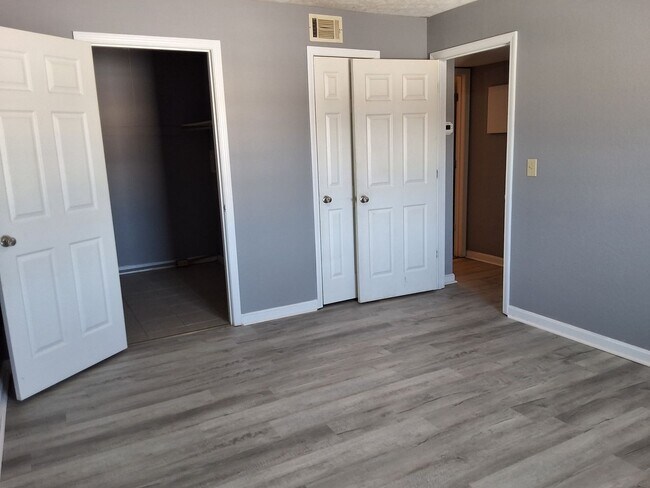 Building Photo - Cozy & Comfy 2 Bed, 1 Bath 365-12 Elmwood Dr