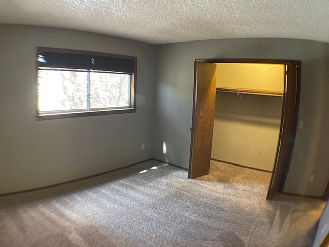 Building Photo - Super End unit Townhouse!!