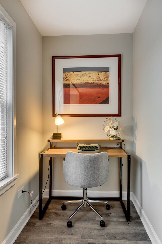 Building Photo - 226 S Hoyne Ave