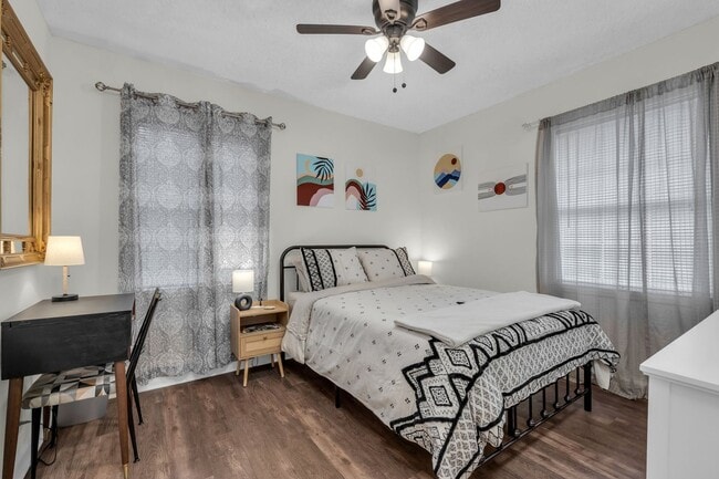 Building Photo - 306-306 Glenwood Cir