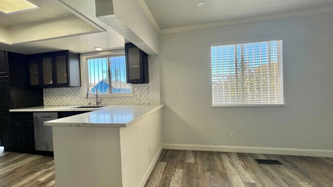 Building Photo - Lovely House 4BR 2.5BA with Large Backyard