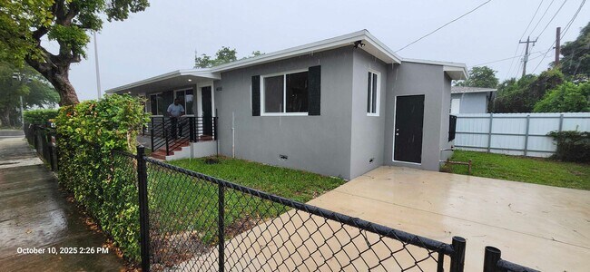 Building Photo - Samuel Duplex