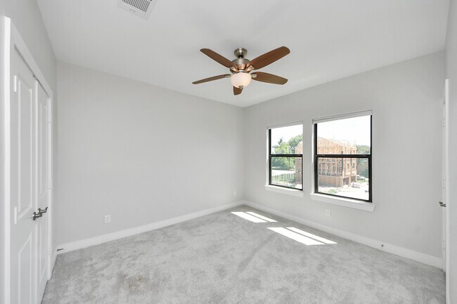 Building Photo - 1112 Amundsen St