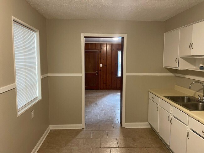 Building Photo - 3 bed, 1.5 bath with large family room and...
