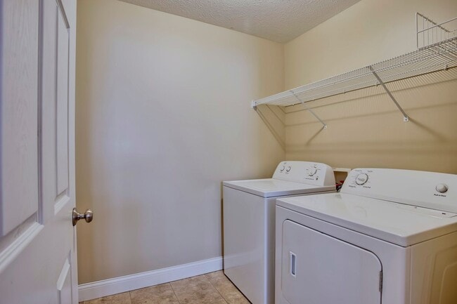 Building Photo - Beautiful Prairie Fields Townhouse — 3 Bed / 2.5 Bath + Loft