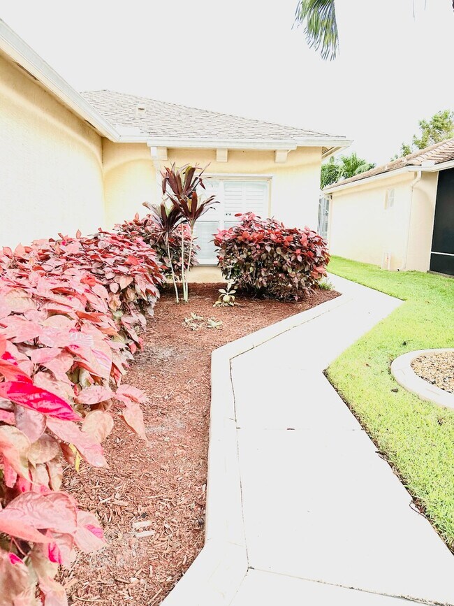 Building Photo - 867 SW Rocky Bayou Ter