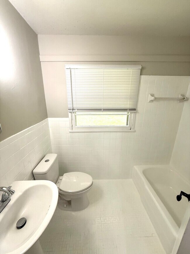 Building Photo - ** 3 bed 1 bath located in Forest Hills **...