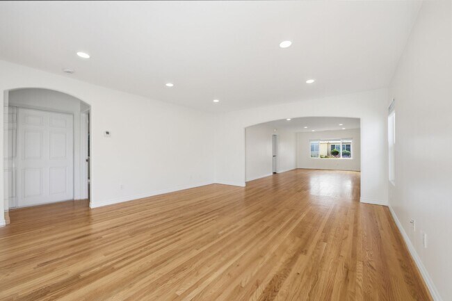 Building Photo - Spacious private backyard!