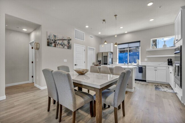 Building Photo - Fully Furnished Modern Townhome with utilities included and flexible lease options available