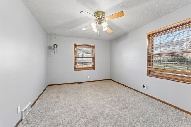 Building Photo - Sun Room!