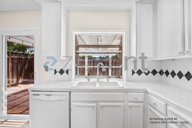 Building Photo - 2758 Croft Dr