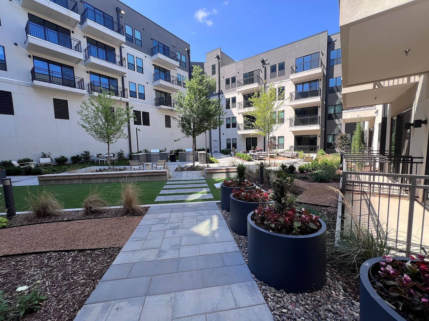 Building Photo - 415 E 2nd St S