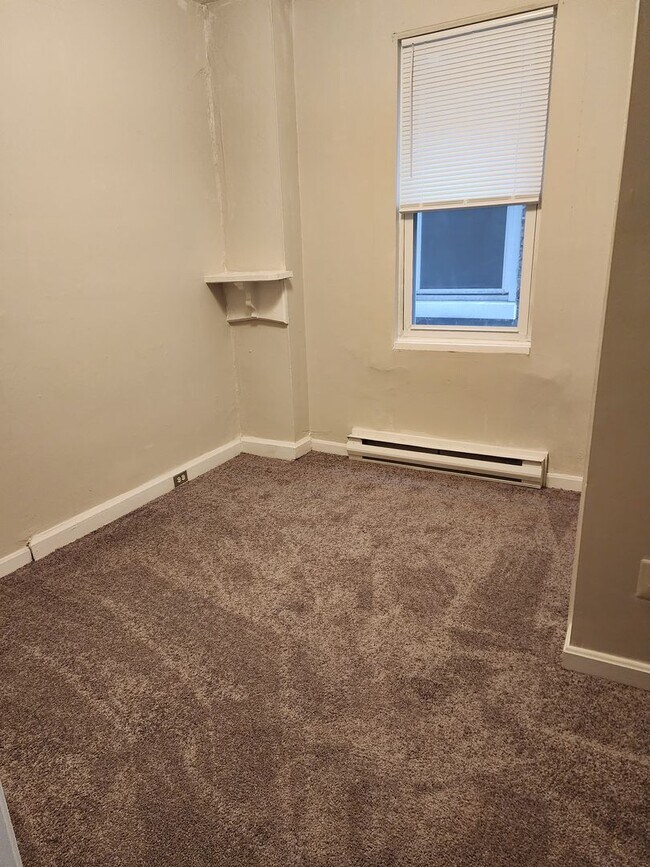 Building Photo - 10 N Main St