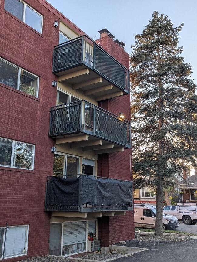 Building Photo - FABULOUS PEARL STREET CONDO IN SECURE BLDG...