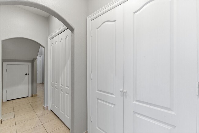 Building Photo - 408 Eichwurzel Ln