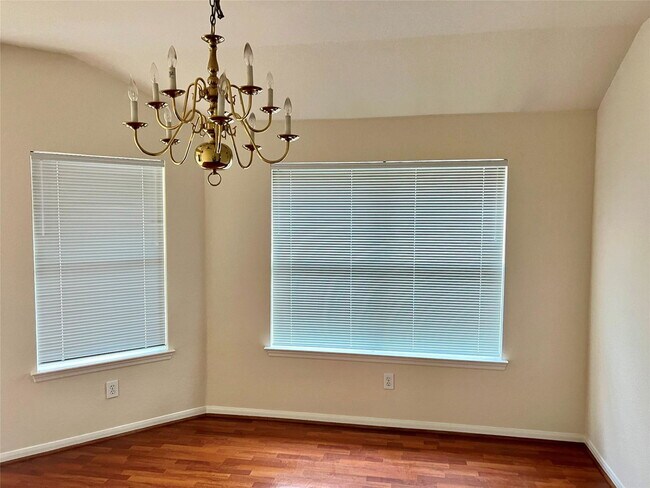 Building Photo - 42 W Foxbriar Forest Cir