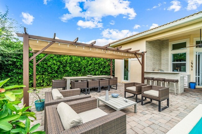 Building Photo - 114 Carmela Ct