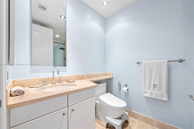 Building Photo - 1425 Brickell Ave