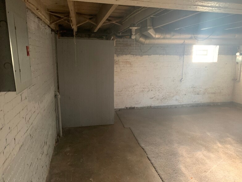 Building Photo - 3422 Daisy Ave