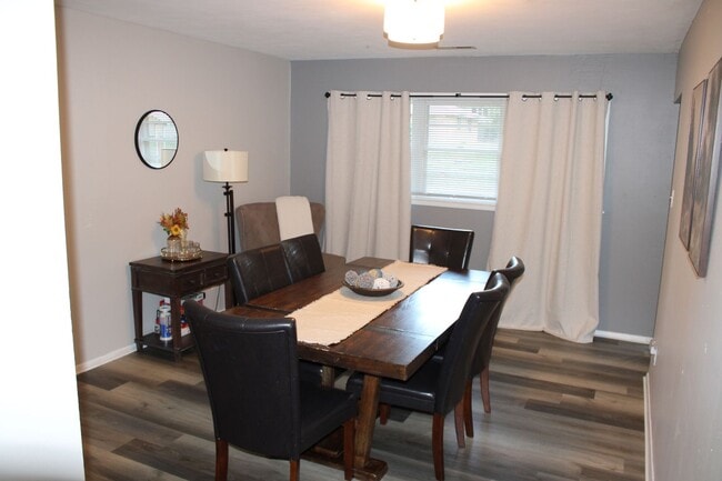 Building Photo - 3 bed 2 bath 2 car garage near campus.