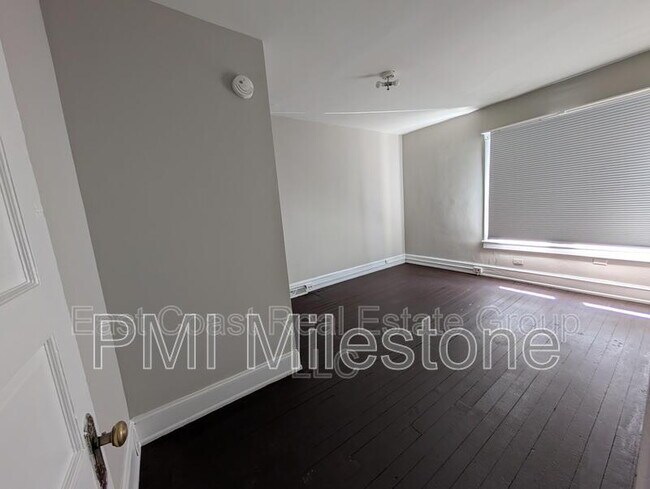 Building Photo - 304 1/2 W Martin St
