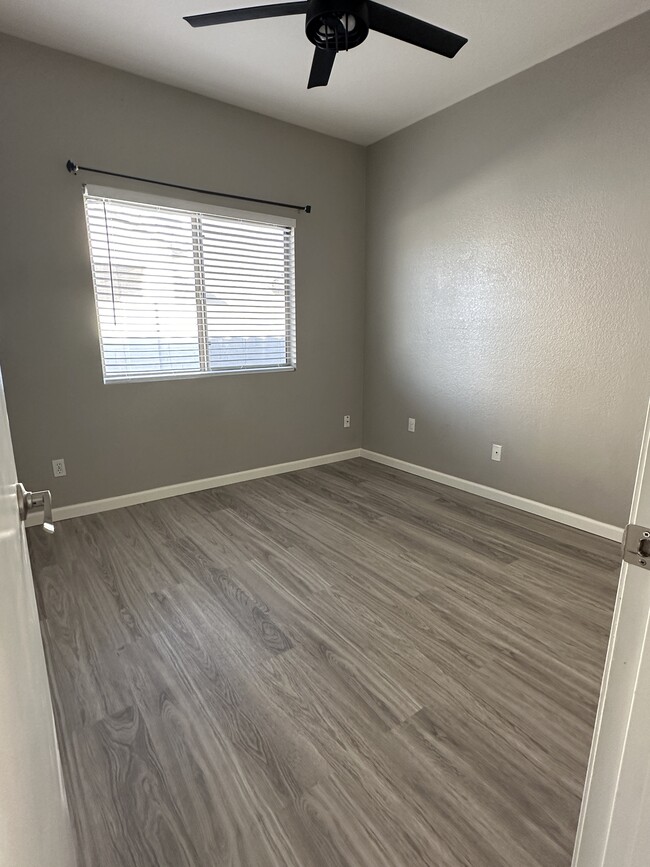 Building Photo - 4043 W Desert Hollow Dr