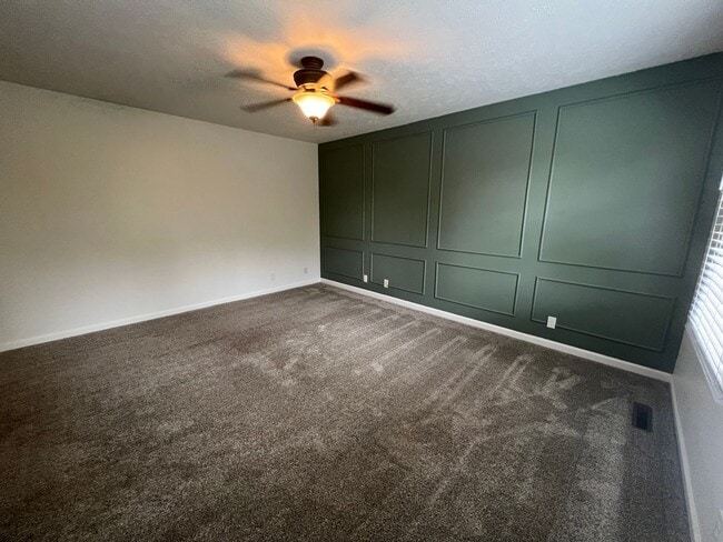 Building Photo - Immaculate 4 bed home in Bloomington