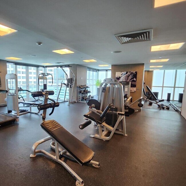 Building Photo - 950 Brickell Bay Dr