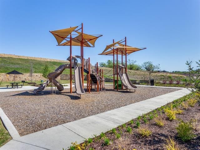 Building Photo - 529 Brozgold Ave