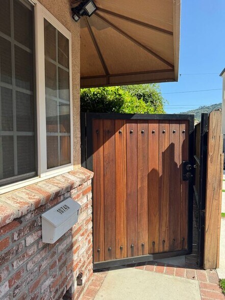 Building Photo - 10740 Aqua Vista St
