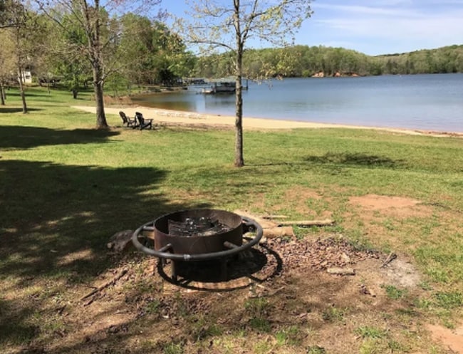 Building Photo - Beautiful and Spacious! Upgraded Multi-level Retreat with Lake Access, Golf, and Resort- Style Am...