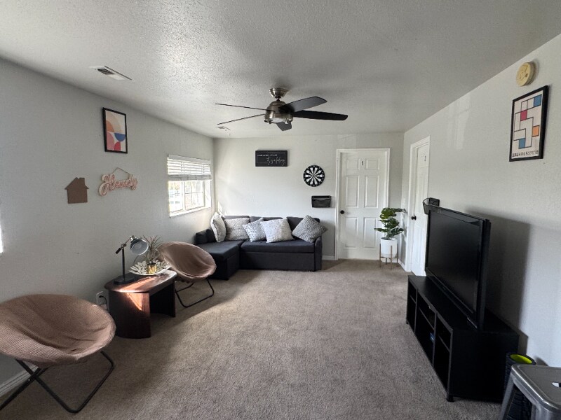 Building Photo - 546 E Delno Dr