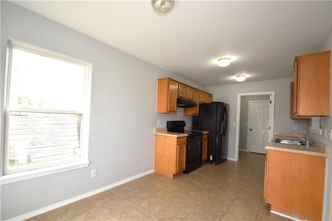 Building Photo - 903 SW Sandrock Rd