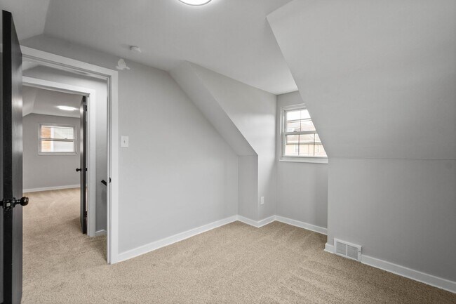 Building Photo - MOVE IN SPECIAL! SCORE HALF OFF 1ST MONTH'...