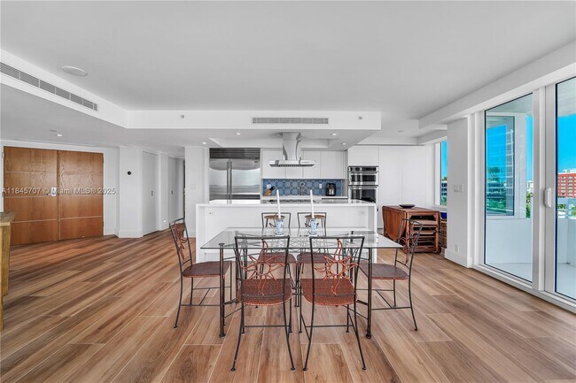 Building Photo - 400 S Pointe Dr