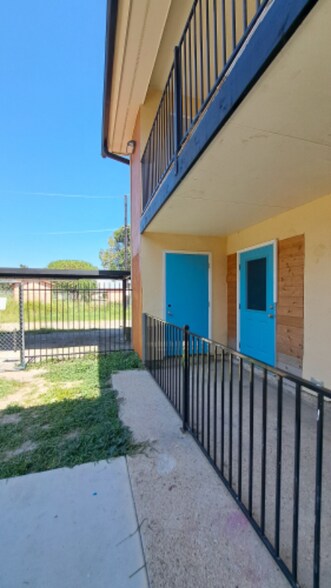 Building Photo - 3718 Pleasanton Rd